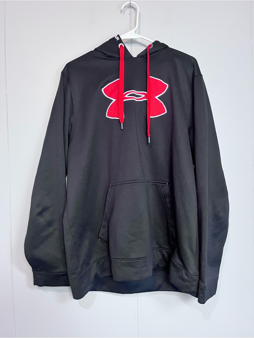 Under Armour Black & Red Logo Pullover Hoodie — Men’s XL Loose Fit